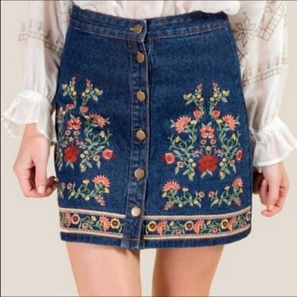 Francesca's Collections Dresses & Skirts - Francesca’s Miami ‘Ambrose’ embroidered denim skirt M